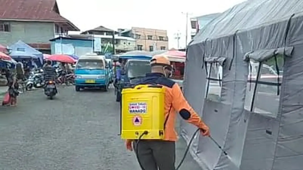 BPBD Kota Manado mendirikan, sekaligus mensterilkan tenda-tenda yang akan dipergunakan untuk rapid test massal.