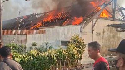 Kebakaran Melalap Asrama Polisi Solo
