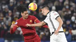 Bek AS Roma Chris Smalling berebut bola dengan bek Spezia, Martin Erlic pada pekan ke-17 Liga Italia 2021/2022 di Olimpico, Selasa (14/12/2021) dini hari WIB. AS Roma berhasil mendulang tiga poin setelah mengalahkan Spezia dengan skor 2-0. (Alfredo Falcone/LaPresse via AP)