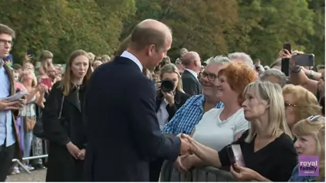 Pasangan Kate Middleton-William dan Meghan Markle-Harry Berjalan Bersama Menyapa Warga di Kastil Windsor