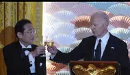 Perdana Menteri Jepang Fumio Kishida dan Presiden Amerika Serikat (AS) Joe Biden saat makan malam kenegaraan di Gedung Putih pada Rabu (10/4/2024). (Dok. AP Photo/Evan Vucci)