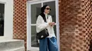 <p>Ingin tampil dengan outfit oversized? Kamu bisa gunakan kemeja putih oversized dan celana kulot seperti Aghnia. Padukan dengan gaya hijab turban dan kacamata hitam sebagai aksesori untuk tampil stylish. [Instagram/emyaghnia]</p>