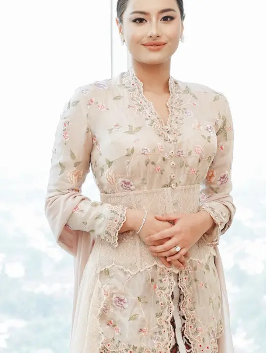 Aksen bustier juga menjadi penyempurna tampilannya. [Foto: Instagram/ Akhairunnisa]