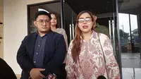 Ratu Meta saat menghadirkan dua saksi itu ke Polres Metro Jakarta Timur, Senin (7/4/2025). (Dok. via M. Altaf Jauhar)