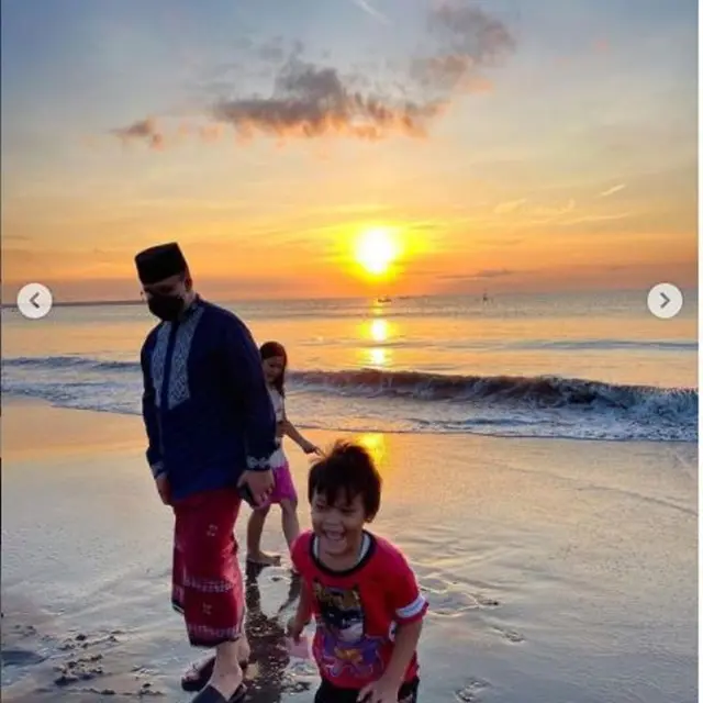 Anies Baswedan Nikmati Matahari Terbit di Pantai Teluk Penyu Cilacap