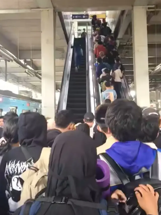 Wanita Salah Naik Eskalator