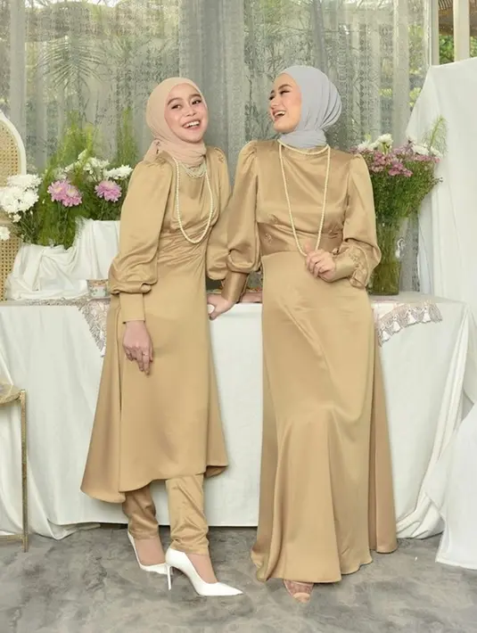 Dinda Hauw yang dulu pernah dekat dengan Rizky Billar membuat warganet viral melihat potret kebersamaan Lesti dengan Dinda. Lesti tak mempermasalahkan masa lalu suaminya dengan Dinda. Jalinan persahabatan Lesti dan Dinda ini selalu curi perhatian. (Liputan6.com/IG/lestykejora)