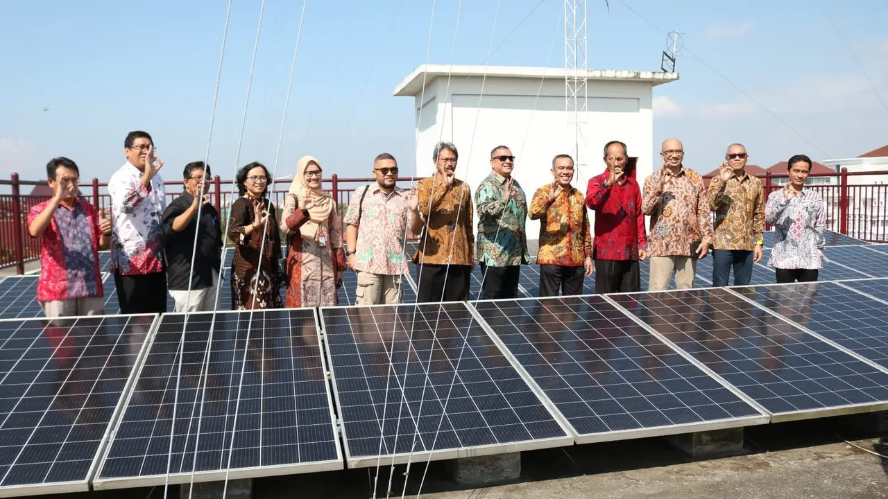 PT Pertamina (Persero) memberikan bantuan pemasangan Pembangkit Listrik Tenaga Surya (PLTS) atap di Universitas Gadjah Mada (UGM) dengan kapasitas total 326,25 kWp. (Dok Pertamina)