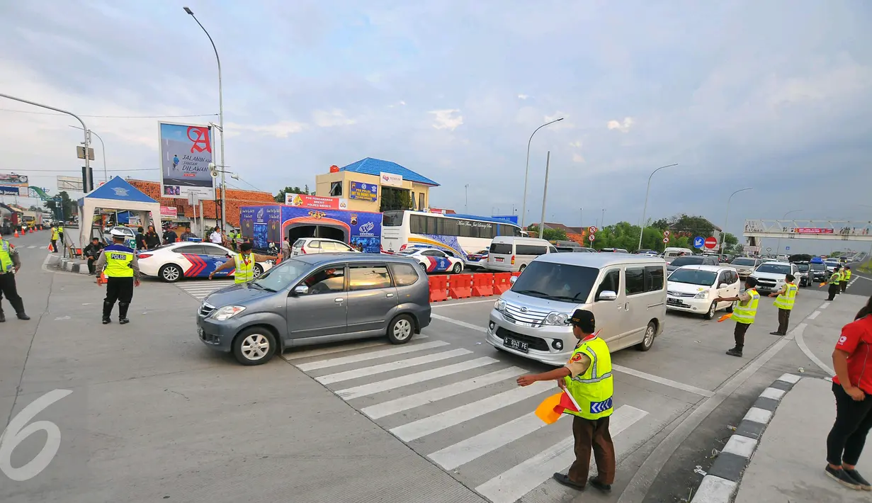 Sejumlah Petugas saat mengatur lalu lintas di jalur keluar tol Berebes, Jawa Tengah, Jumat (23/12) Hingga saat ini belum terjadi antrian panjang hingga menuju jalur pantura Berebes. (Liputan6.com/Angga Yuniar)