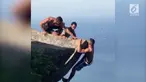 Berfoto di Gunung Pedra da Gavea yang memiliki tinggi mencapai 841 meter di atas permukaan laut, tampaknya menjadi tren di Brasil. Demi gambar yang sempurna, sebagian orang menempuhnya dengan aksi yang berbahaya, seperti yang dilakukan pria ini.
