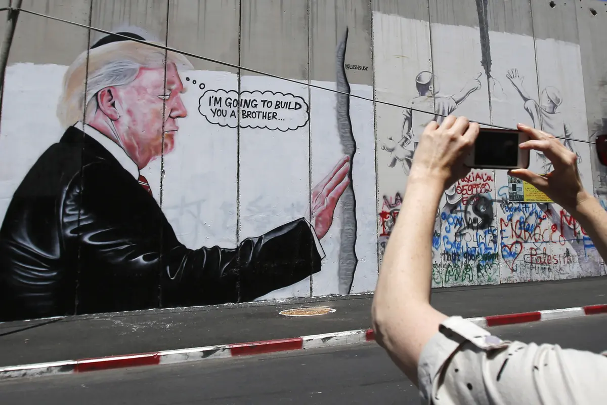 Donald Trump Terpampang di Tembok Perbatasan Israel - Palestina