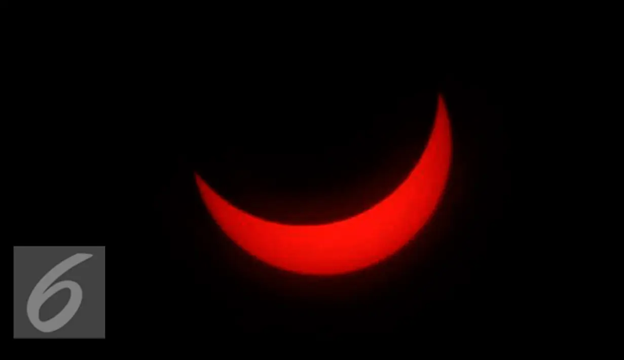 Puncak gerhana matahari terlihat dari langit Jakarta, Rabu (9/3/2016). Di Jakarta, gerhana matahari terjadi sebesar 88,76 persen selama sekitar 2 jam yang dimulai pukul 06.19 WIB dan berakhir pada 08.31 WIB. (Liputan6.com/Faizal Fanani)
