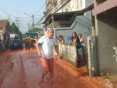 Pasha Ungu mengamuk karena akses jalan yang dilewatinya macet parah imbas galian PLN yang berlumpur (https://www.instagram.com/p/Ch5-Bj2vHOj/)