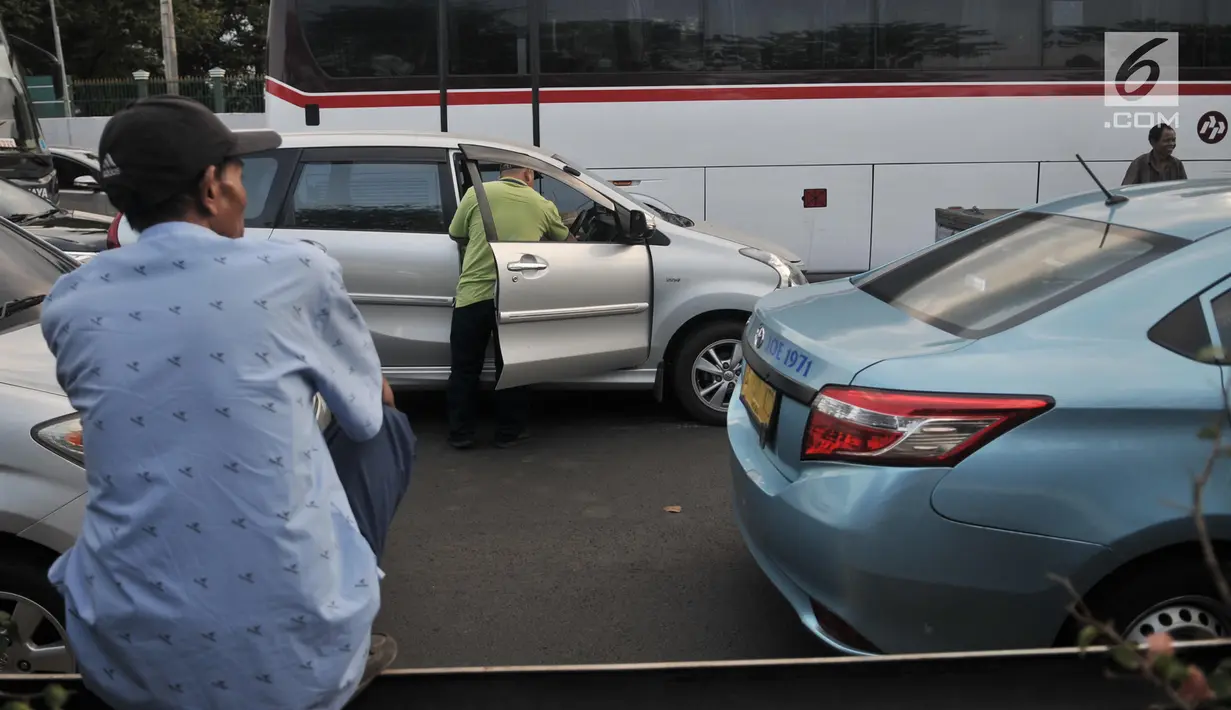 Sejumlah pengendara keluar dari mobil setelah terjebak saat unjuk rasa di Tol Dalam Kota dekat Gedung DPR,  Jakarta, Senin (30/9/2019). Massa diketahui telah memblokade tol di kedua arah, baik dari arah Cawang menuju Tomang, maupun dari arah Tomang menuju Cawang. (merdeka.com/Iqbal S Nugroho)