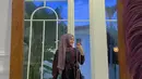Bisa jadi inspirasi para hijabers, coba ikat plaid shirt seperti gaya Putri Delina ini, makin stylish! High waist yang dikenakannya membuat penampilannya semakin terlihat jenjang.  (Instagram/putridelinaa).