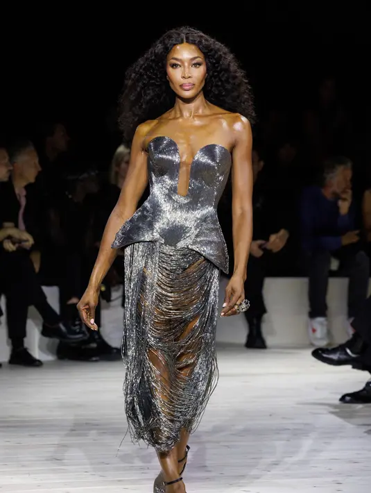 Supermodel Naomi Campbell pun berkesempatan menjadi penutup pertunjukannya spring summer 2024 Alexander McQueen di PFW. [Dok/Alexander McQueen]