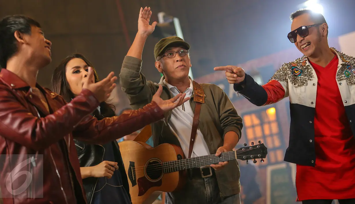 Keceriaan Ryan D'Masiv, Momo Geisha, Iwan Fals dan Giring Nidji saat proses syuting pembuatan video klip lagu 'Kemesraan' di kawasan Jakarta Timur, Selasa (19/1/2015). (Liputan6.com/Faizal Fanani)
