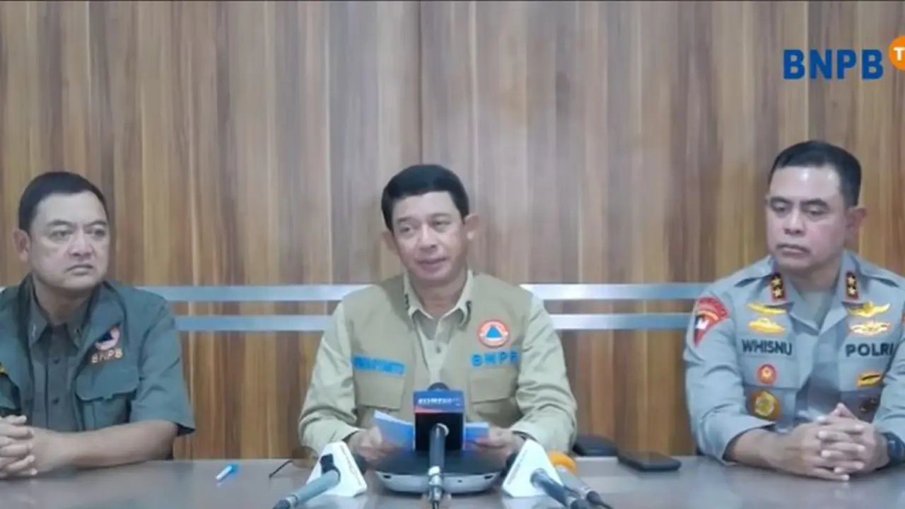 Kepala Badan Nasional Penanggulangan Bencana (BNPB) Suharyanto saat menggelar Konferensi Pers terkait update kondisi bencana banjir dan longsor di sejumlah provinsi di Sumatera. (Istimewa)