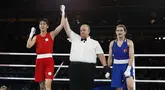 Petinju Taiwan Lin Yu-ting berselebrasi setelah mengalahkan Esra Yildiz Kahraman dari Turki (biru) pada partai semifinal cabang olahraga (cabor) tinju nomor 57 kg putri Olimpiade Paris 2024 di Stadion Roland-Garros, Rabu (7/8/2024). (Peter Cziborra / POOL / AFP)