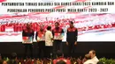 <p>Ketua Umum PBVSI, Imam Sudjarwo memberikan penghargaan untuk pelatih saat Penyambutan Timnas Voli SEA Games 2023 Kamboja dan Perkenalan Pengurus Pusat PBVSI masa Bakti Tahun 2023-2027 yang berlangsung di Hotel Sultan, Jakarta, Rabu (24/05/2023). (Bola.com/Bagaskara Lazuardi)</p>