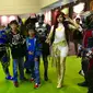 Pengunjung berfoto bersama para tokoh comic con di pameran Indonesia Comic Con di JCC, Jakarta, Sabtu (14/11). Lebih dari 80 produk baru dan eksklusif diperkenalkan pada pameran tersebut. (Liputan6.com/Fery Pradolo)