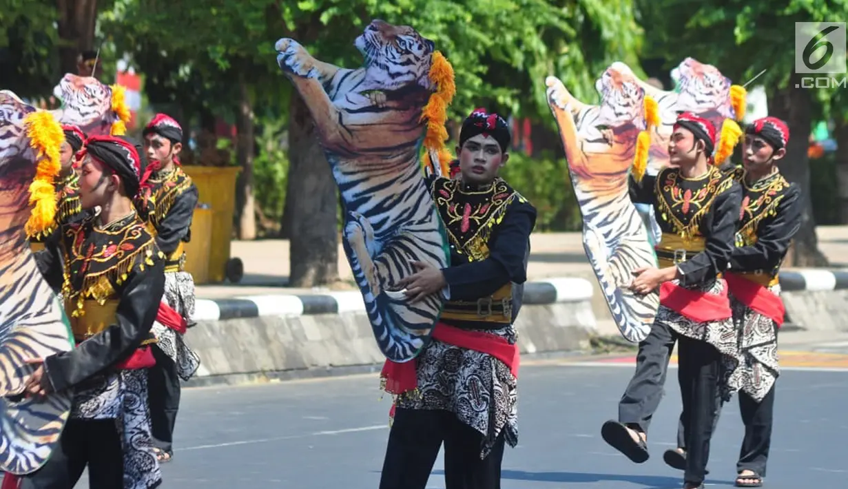 Peserta memeriahkan kirab defile perayaan HUT ke-73 Bhayangkara di kawasan Simpang Lima Semarang, Rabu (10/7/2019). Kirab defile itu menampilkan aeromodeling, polisi cilik, seni bela diri, drum band, barongsari, kesenian Jateng, komunitas,dan Ormas. (Liputan6.com/Gholib)