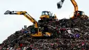 Alat berat melakukan pengerukan sampah di kawasan Tempat Pengolahan Sampah Terpadu (TPST) Bantar Gebang, Bekasi, Jawa Barat, Selasa (17/1/2023). Pembangunan fasilitas pengolahan sampah menjadi Refused Derived Fuel (RDF) di Bantar Gebang diawali sejak 2018. (merdeka.com/Imam Buhori)
