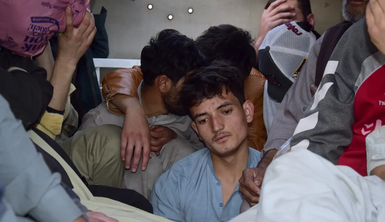 Tindakan keras terhadap para migran tidak berdokumen sebagian besar mempengaruhi sekitar dua juta warga Afghanistan yang tinggal di Pakistan tanpa dokumen. (AP Photo/Arshad Butt)