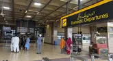 Para penumpang menunggu di Bandar Udara Internasional Jinnah, Karachi, Pakistan pada 7 Mei 2025. (Asif HASSAN/AFP)