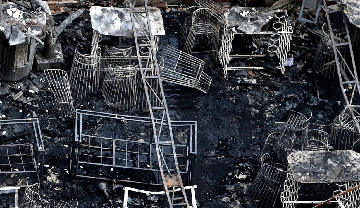 Sebuah restoran rusak parah setelah hangus terbakar di Mumbai, India (29/12). Insiden kebakaran yang terjadi sekitar pukul 00.30 dini hari Jumat tersebut menewaskan 15 orang. (AP Photo/Rajanish Kakade)