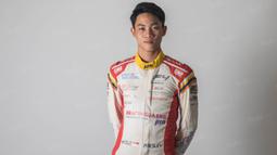 Pada kunjungannya ini Presley Martono bercerita tentang keinginannya tampil di F1 namun tanpa meninggalkan pendidikan. (Bola.com/Vitalis Yogi Trisna)