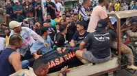 Kantor Pencarian dan Pertolongan Gorontalo (KPP) yang dibantu warga sekitar saat melakukan evakuasi korban longsor (Arfandi Ibrahim/Liputan6.com)