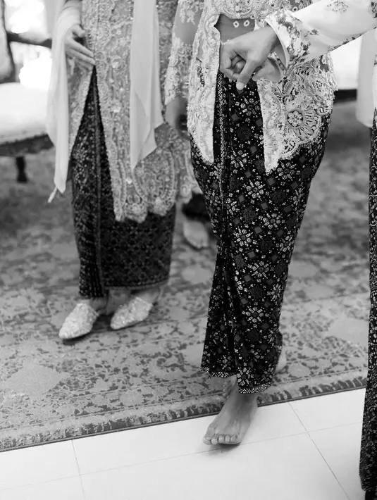 Kebaya rancangan desainer Intan Avantie itu dipadukan dengan kain batik coklat. @morden.co.