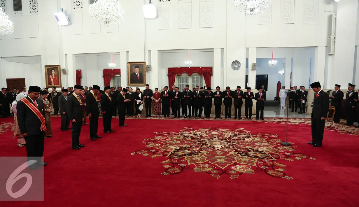 Suasana jelang pemberian tanda tanda kehormatan di Istana Negara, Jakarta, Senin (15/8). Dalam rangka memperingati HUT RI ke-71, Presiden menganugerahkan Tanda Kehormatan RI kepada sejumlah tokoh di Tanah Air. (Liputan6.com/Faizal Fanani)