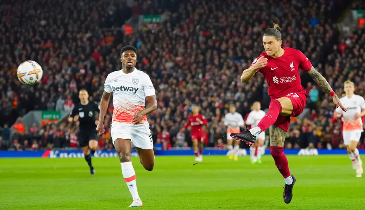 Pemain Liverpool Darwin Nunez melakukan tendangan ke gawang West Ham United pada pertandingan sepak bola Liga Inggris di Stadion Anfield, Liverpool, Inggris, 19 Oktober 2022. Liverpool mengalahkan West Ham United dengan skor 1-0. (AP Photo/Jon Super)