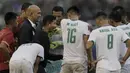 Pelatih PSMS, Djadjang Nurdjaman, saat melawan Persebaya pada laga perempat final Piala Presiden di Stadion Manahan, Solo, Sabtu, (3/2/2018). PSMS menang adu penalti atas Persebaya dengan skor 4-3. (Bola.com/M Iqbal Ichsan)