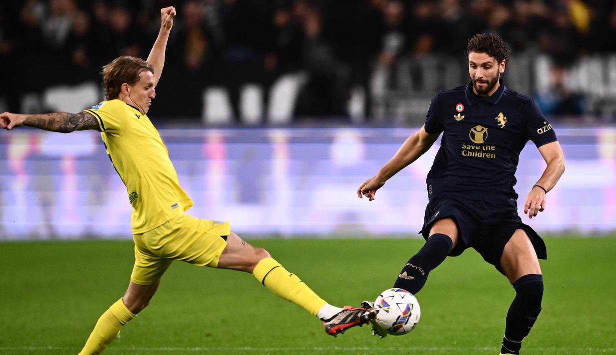 Pada menit ke-24, Juventus unggul jumlah pemain usai Romagnoli mendapat ganjaran kartu merah. (MARCO BERTORELLO/AFP)
