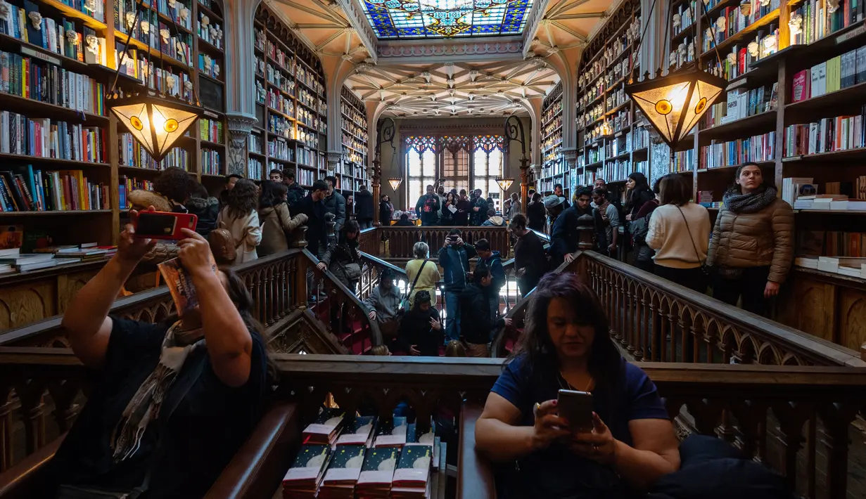 Suasana toko buku Lello di Porto, Portugal, Sabtu (12/1). Bagian dalam toko buku yang dibuka pada tahun 1881 ini berornamen kayu dengan atap kaca yang indah. (MIGUEL RIOPA/AFP)