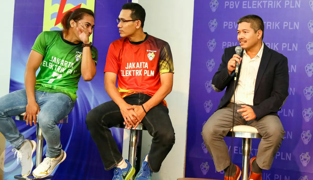 Tim voli PBV Elektrik PLN saat menjawab pertanyaan wartawan saat peluncuran seragam baru di FX Senayan, Jakarta, (3/2). PBV Elektrik PLN umumkan keikutsertaannya dalam kompetisi liga profesional Pertamina Proliga 2016. (Liputan6.com/Yoppy Renato)