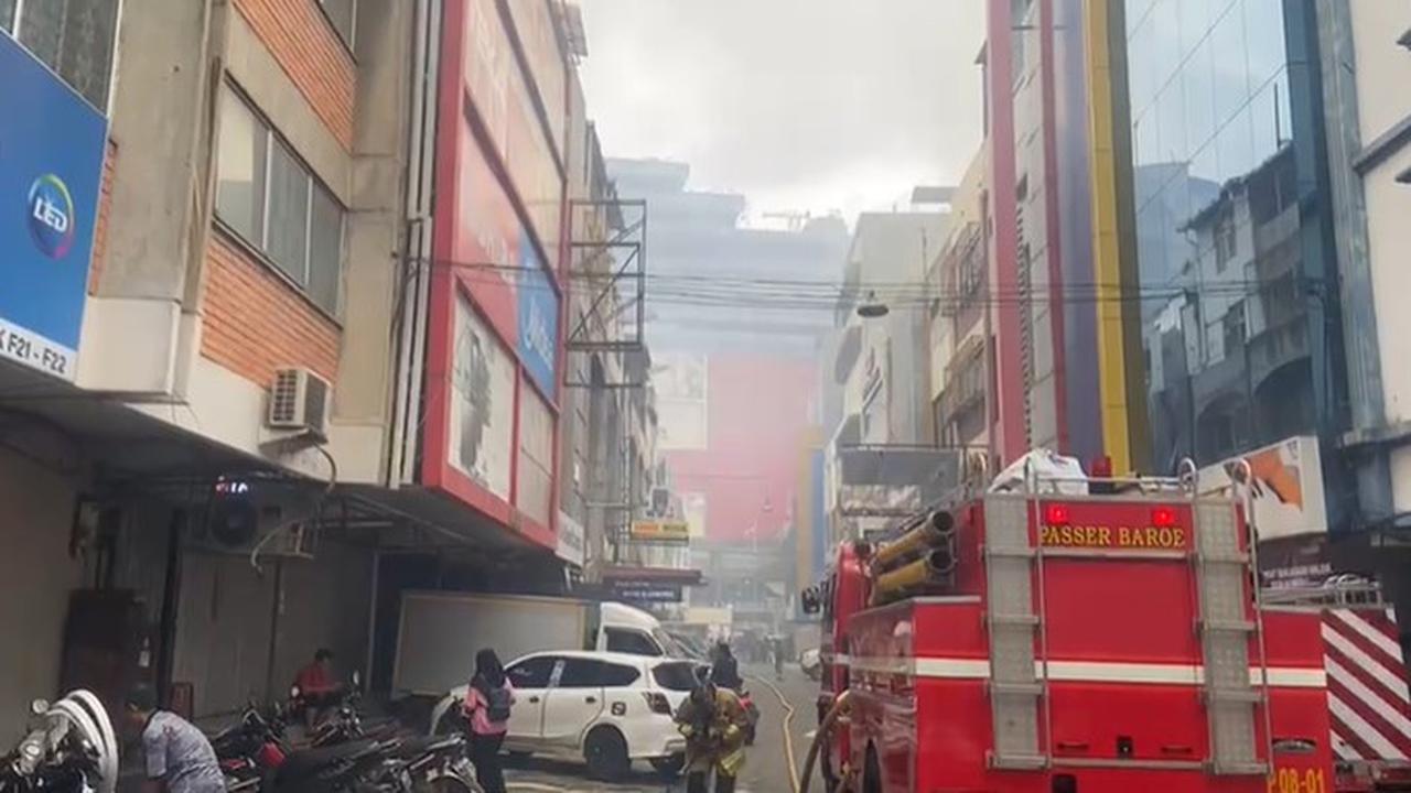 Penampakan Glodok Plaza yang kebakaran di Taman Sari, Jakarta. Foto: Pradityo