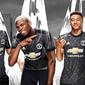 Perusahaan perlengkapan olahraga Adidas baru saja mengumumkan kostum terbaru Manchester United (MU) untuk musim 2017/2018. (manutd.com)