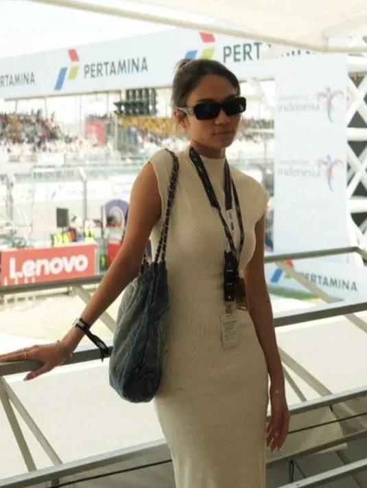 Penampilannya begitu sederhana dalam balutan knit dress bernuansa putih. [Foto: Instagram/ Azizah Salsha]