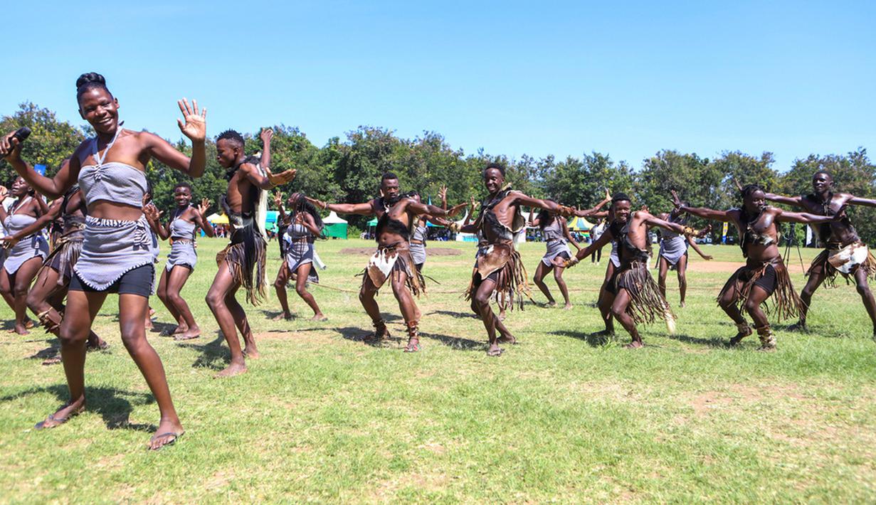 Festival Rusinga menggunakan perpustakaan perahu yang juga berfungsi menyediakan ruang aman untuk berdiskusi tentang berbagai isu sensitif yang mempengaruhi Abasuba. (AP Photo)