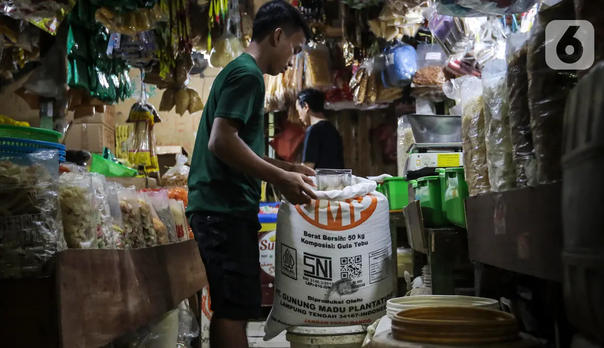 Harga gula di pasar tersebut merangkak naik, tembus Rp 18 ribu per kilogram (kg). (Liputan6.com/Angga Yuniar)