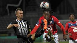 Renato Sanches (kanan) pernah merasakan Liga Inggris bersama Swansea City pada musim 2017/18. Saat ini, Sanches merupakan pemain kunci Lille dalam merebut gelar Ligue 1 musim lalu. Ia banyak diminati oleh klub-klub papan atas, termasuk Arsenal pada bursa transfer musim dingin ini. (AFP/Loic Venance)