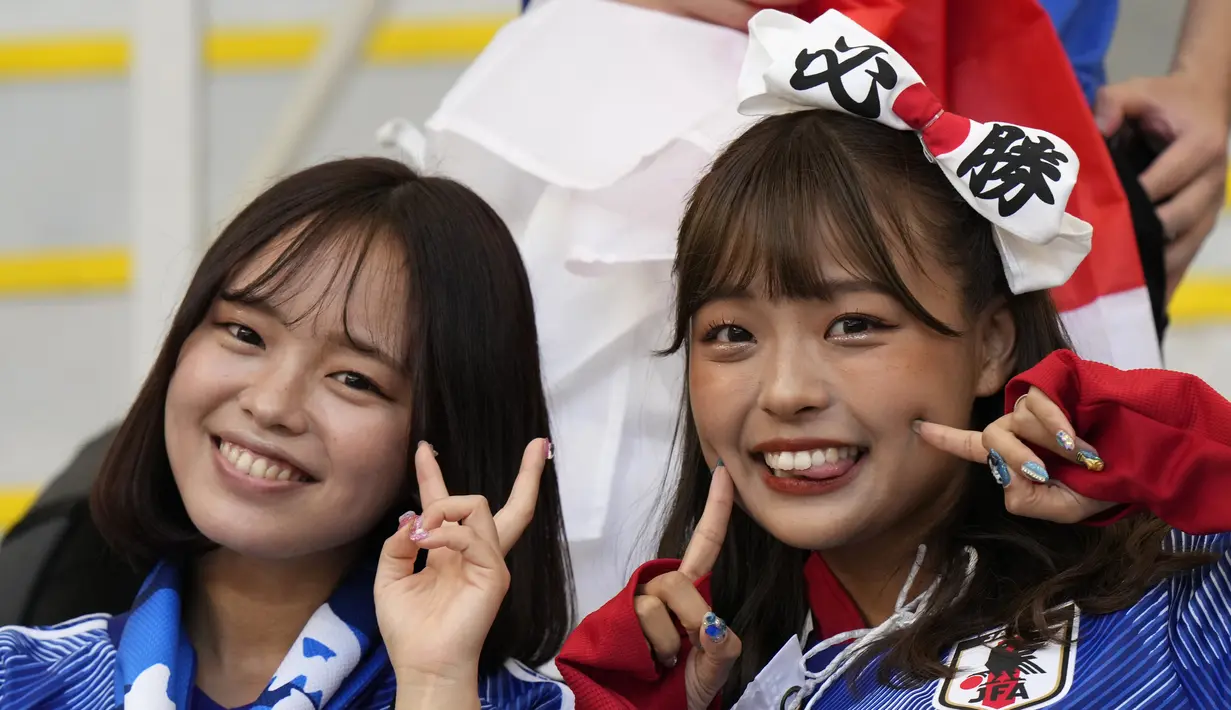 Dua suporter cantik jepang mengenakan atribut saat bersorak sebelum pertandingan grup E Piala Dunia 2022 Qatar antara Jerman dan Jepang di Stadion Internasional Khalifa di Doha, Qatar, Rabu, 23 November 2022. (AP Photo/Luca Bruno)