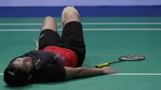 Pebulutangkis Indonesia, Gregoria Mariska, kesakitan saat melawan Ratchanok Intanon pada final beregu putri SEA Games 2019 di Muntinlupa Sports Complex, Manila, Selasa (3/12). Kalah 1-3, Indonesia hanya meraih perak. (Bola.com/M Iqbal Ichsan)
