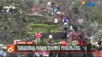 Di tengah tiupan anging kencang dan berkabut, obyek wisata ini terus dipadati wisatawan.