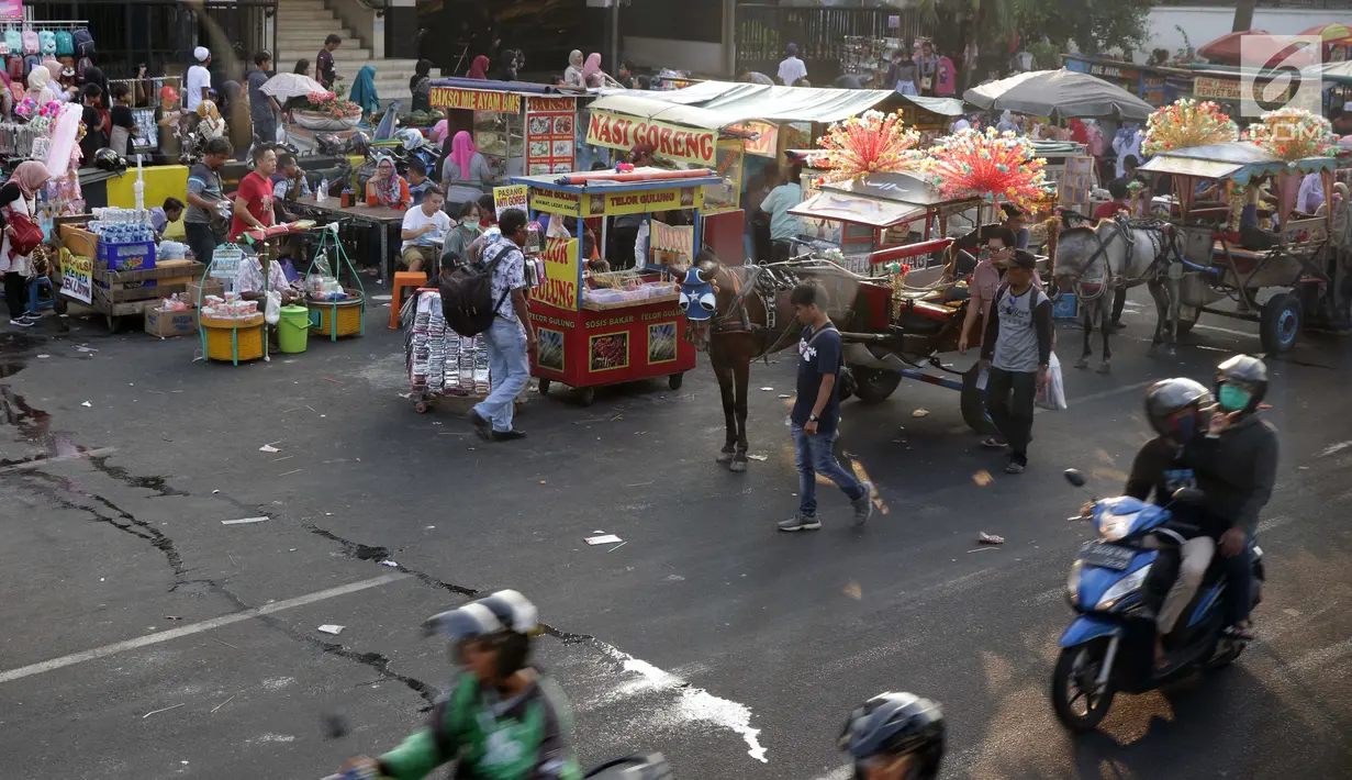 Pedagang Kaki Lima memenuhi sebagian ruas Jalan Lada samping Kawasan Wisata Museum Fatahillah, Jakarta, Selasa (11/6/2019). Kondisi ini menyulitkan wisatawan pejalan kaki dan membuat arus lalu lintas di Jalan Lada menjadi semrawut. (Liputan6.com/Helmi Fithriansyah)