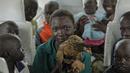 Sejumlah anak Sudan Selatan berada di dalam bus yang akan membawa mereka ke pusat transit pengungsi di Kuluba, Uganda utara, Kamis (8/6). (AP Photo / Ben Curtis)